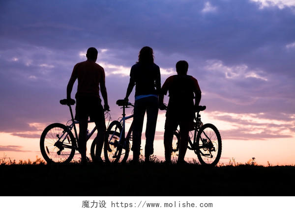 唯美黄昏日出一家三口黑色剪影三个推自行车的人物黑色剪影幸福一家人